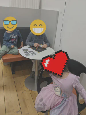 Zumindest einer versucht, das Iglu zu bauen