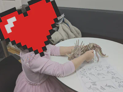 Jüngste mit zusammengebauten Dinosaurierskelet